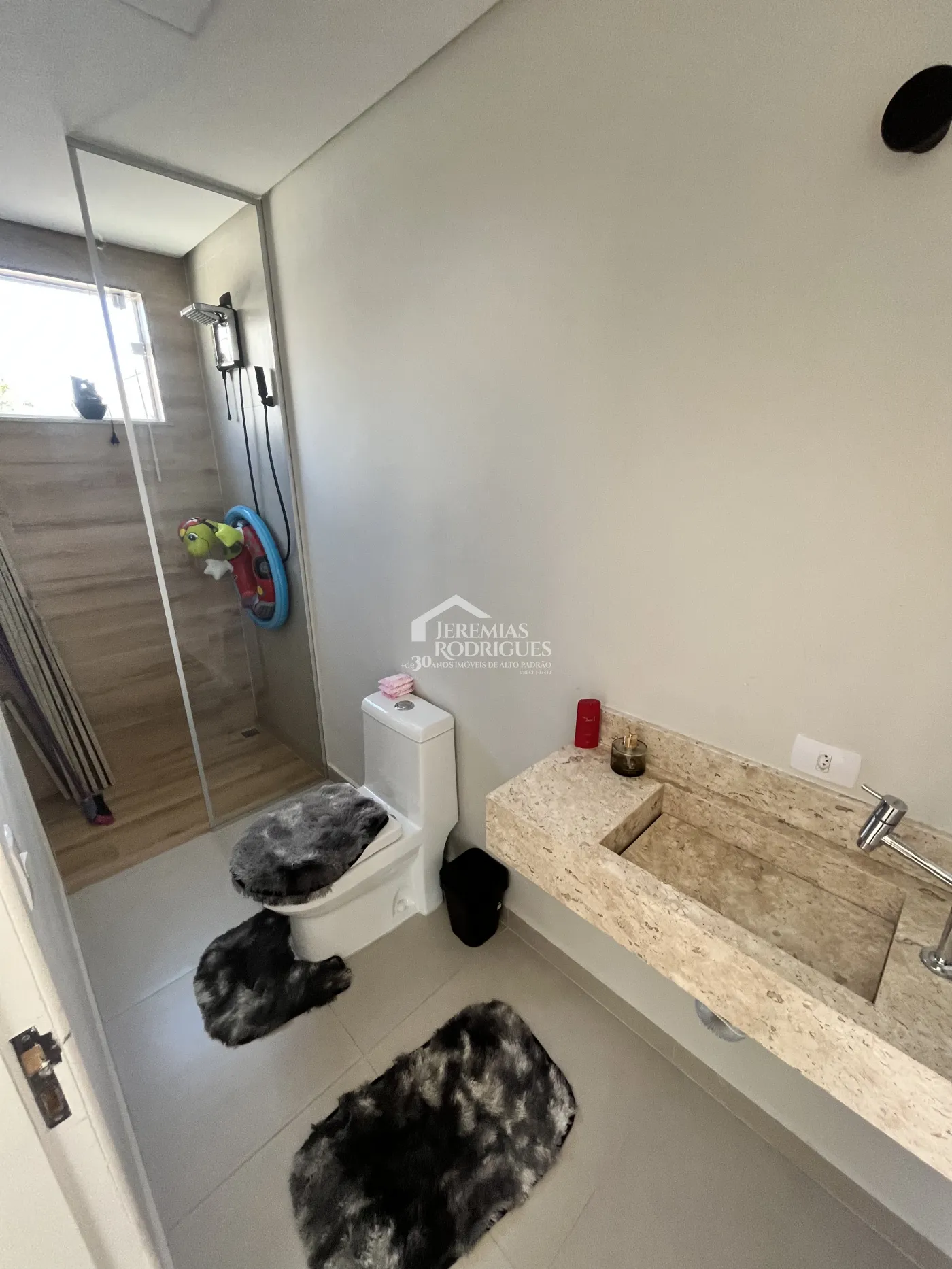 Casa assobradada à venda com 3 suítes no Condomínio Morada do Visconde em Tremembé /SP.