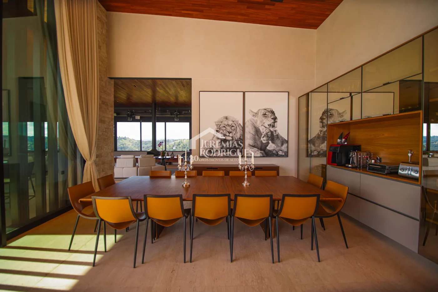 Mansão à venda com 11 suítes no Condomínio Gran Ville em Campos do Jordão/SP.