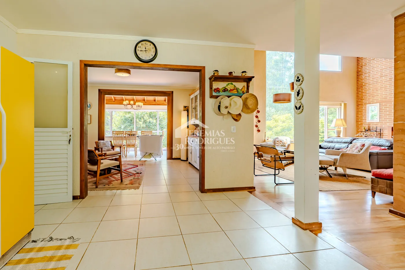 Casa assobradada à venda com 3 dormitórios no Condomínio Parque da Mantiqueira em Santo Antônio do Pinhal/SP.