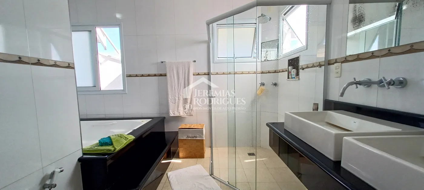 Casa disponível para venda e locação no Condomínio Colonial Village I em Pindamonhangaba/SP