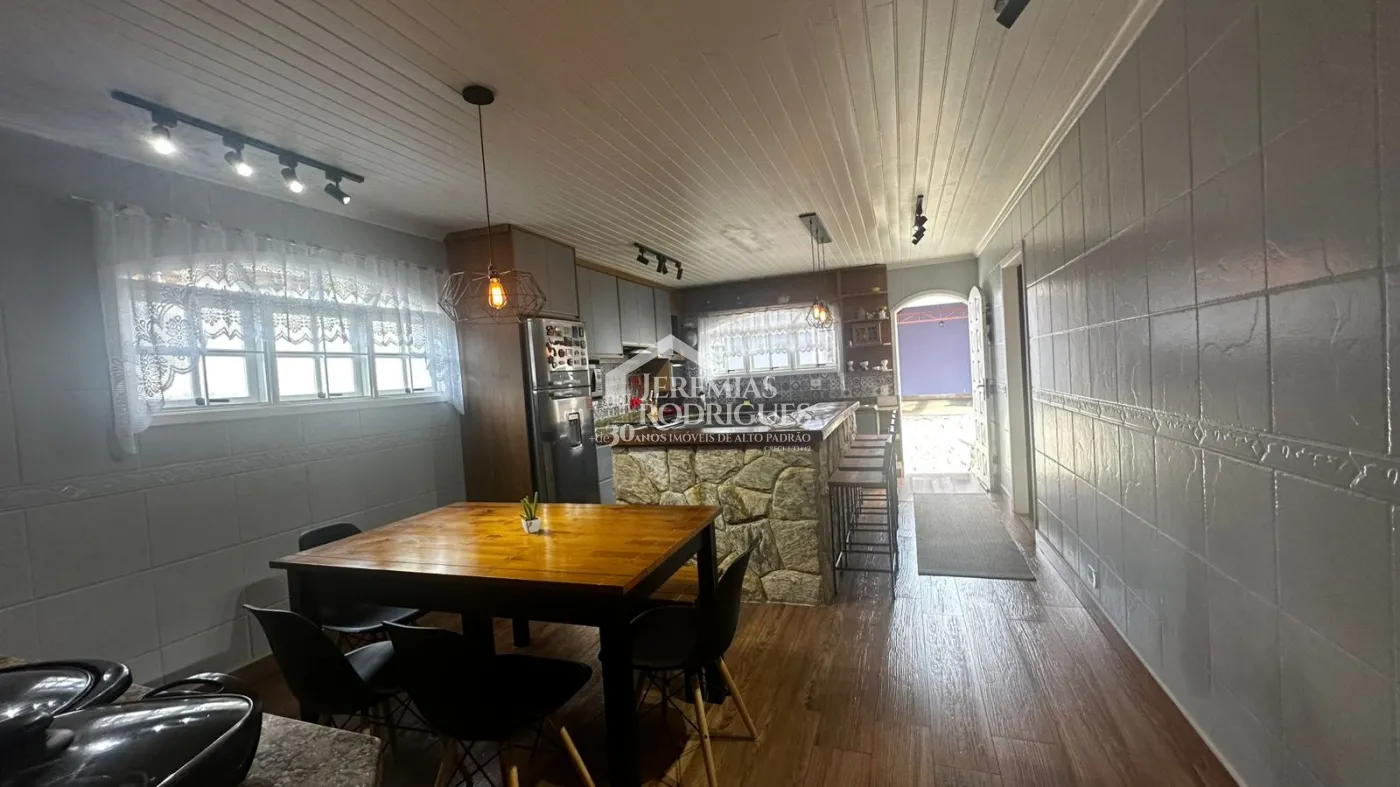 Casa para venda com 3 suítes no bairro Vila Ondina em Campos do Jordão/SP