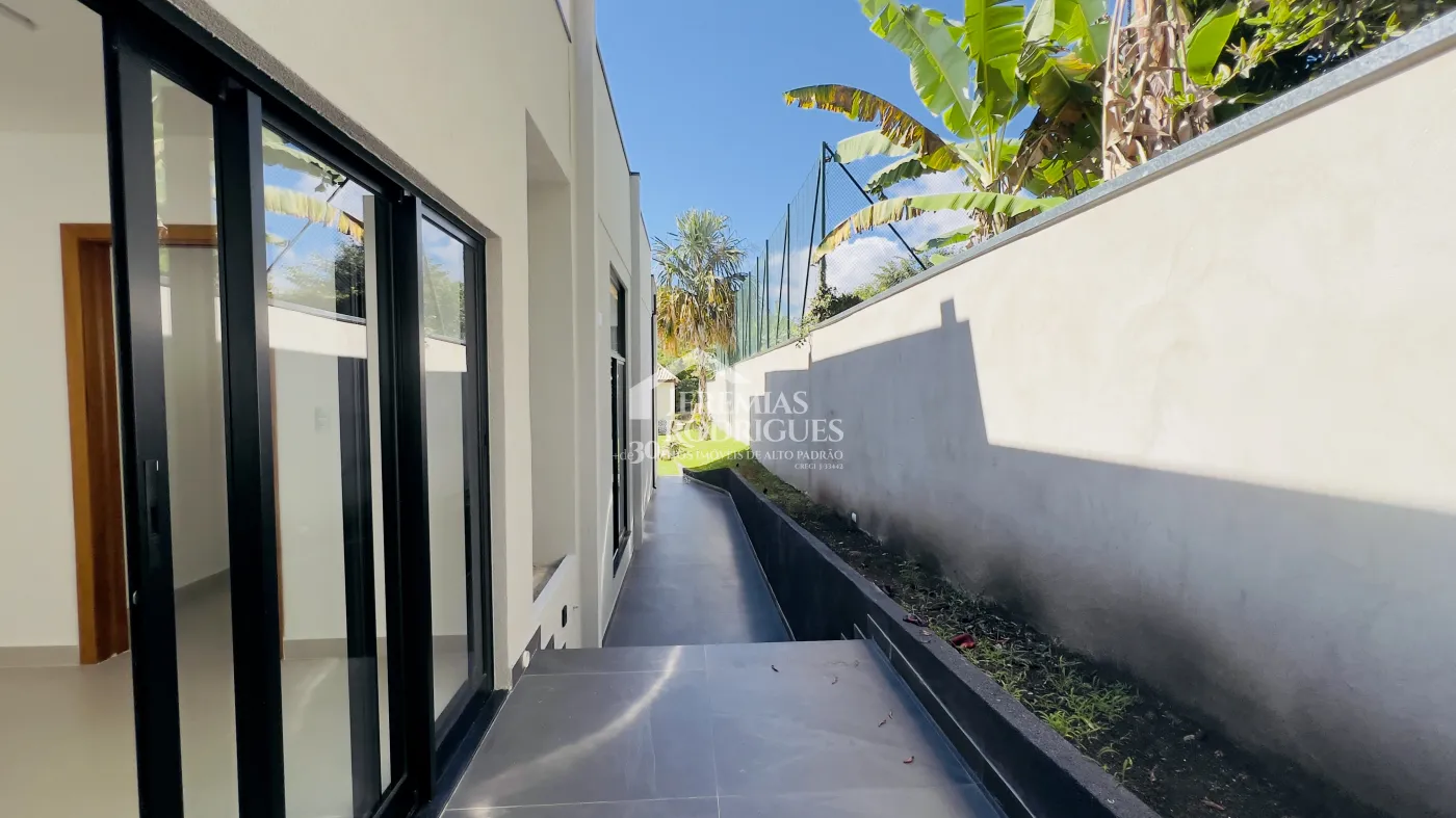 Casa à venda com 4 dormitórios no Condomínio Chácaras Cataguá em Taubaté/SP