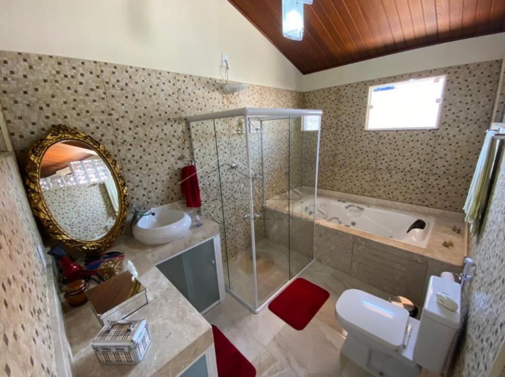Casa à venda com 2 suítes no bairro do Bonfim em Taubaté/SP.
