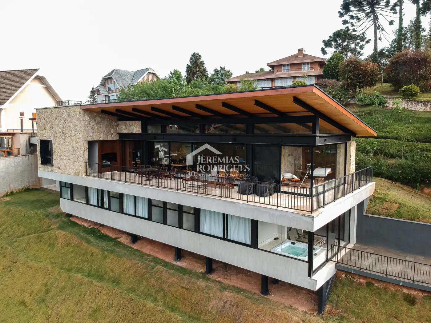 Casa com 5 quartos, 560 m²- Colinas Capivari - Campos do Jordão/SP