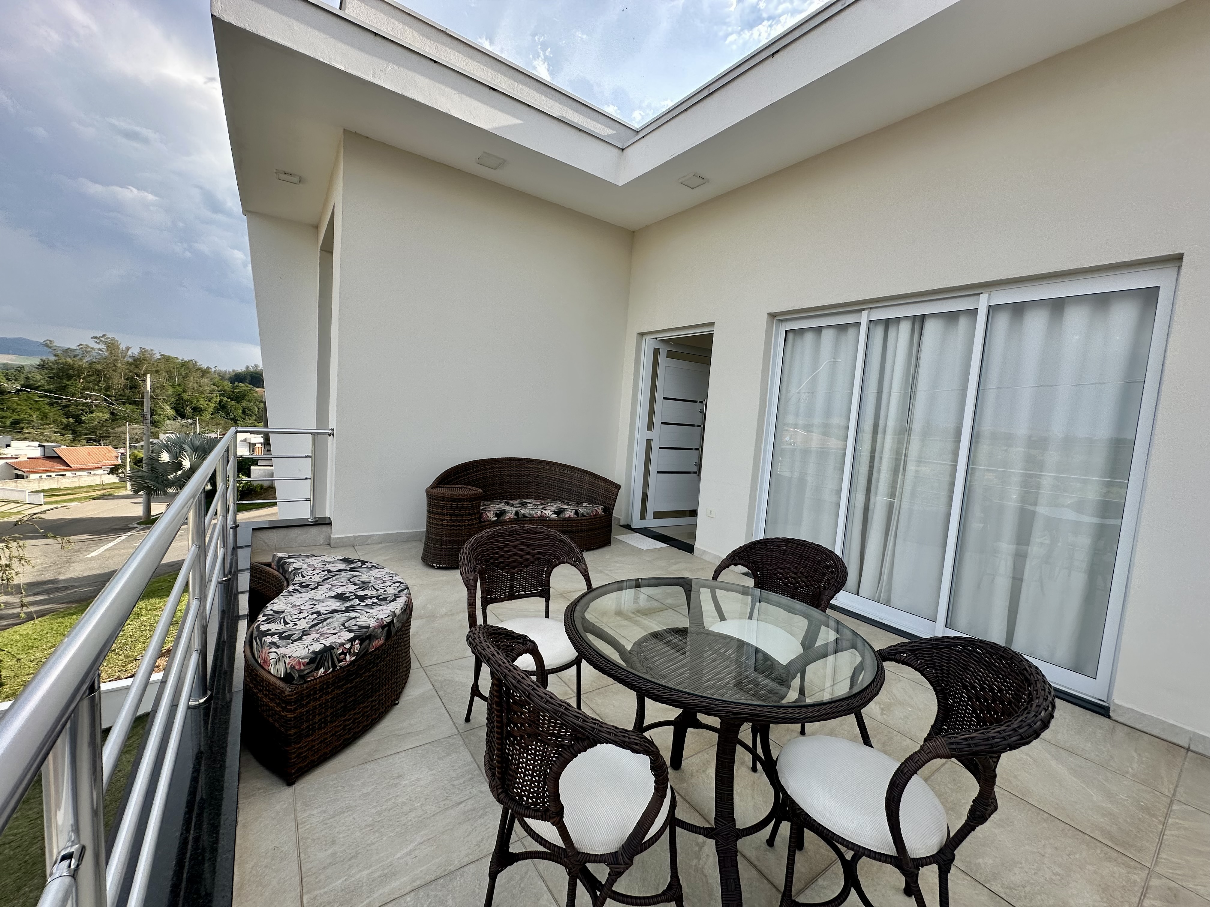 Casa para venda e locação com 3 suítes no Condomínio Reserva dos Lagos em Pindamonhangaba/SP.