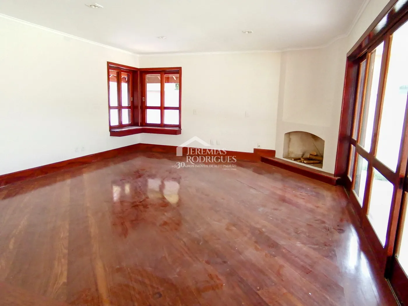 Casa à venda e locação com 4 suítes no Condomínio Colonial Village I em Pindamonhangaba/SP.