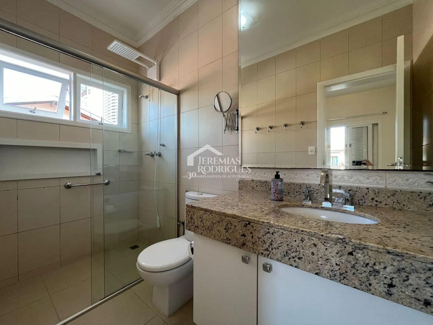 Casa à venda com 4 suítes no Condomínio Taubaté Village em Taubaté/SP.