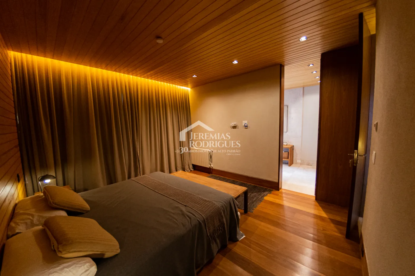 Casa com 5 quartos, 560 m²- Colinas Capivari - Campos do Jordão/SP