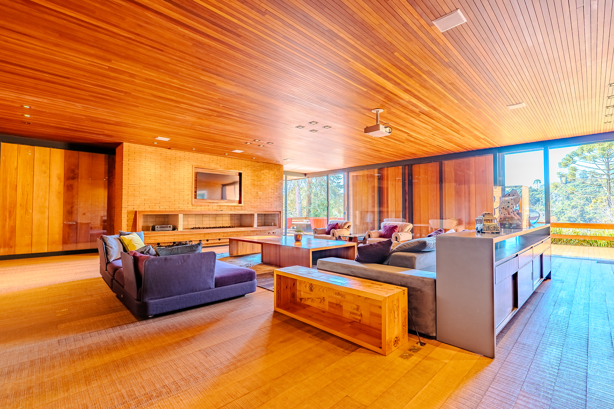 Mansão à venda com 7 suítes no Condomínio Vila Simonsen em Campos do Jordão/SP.