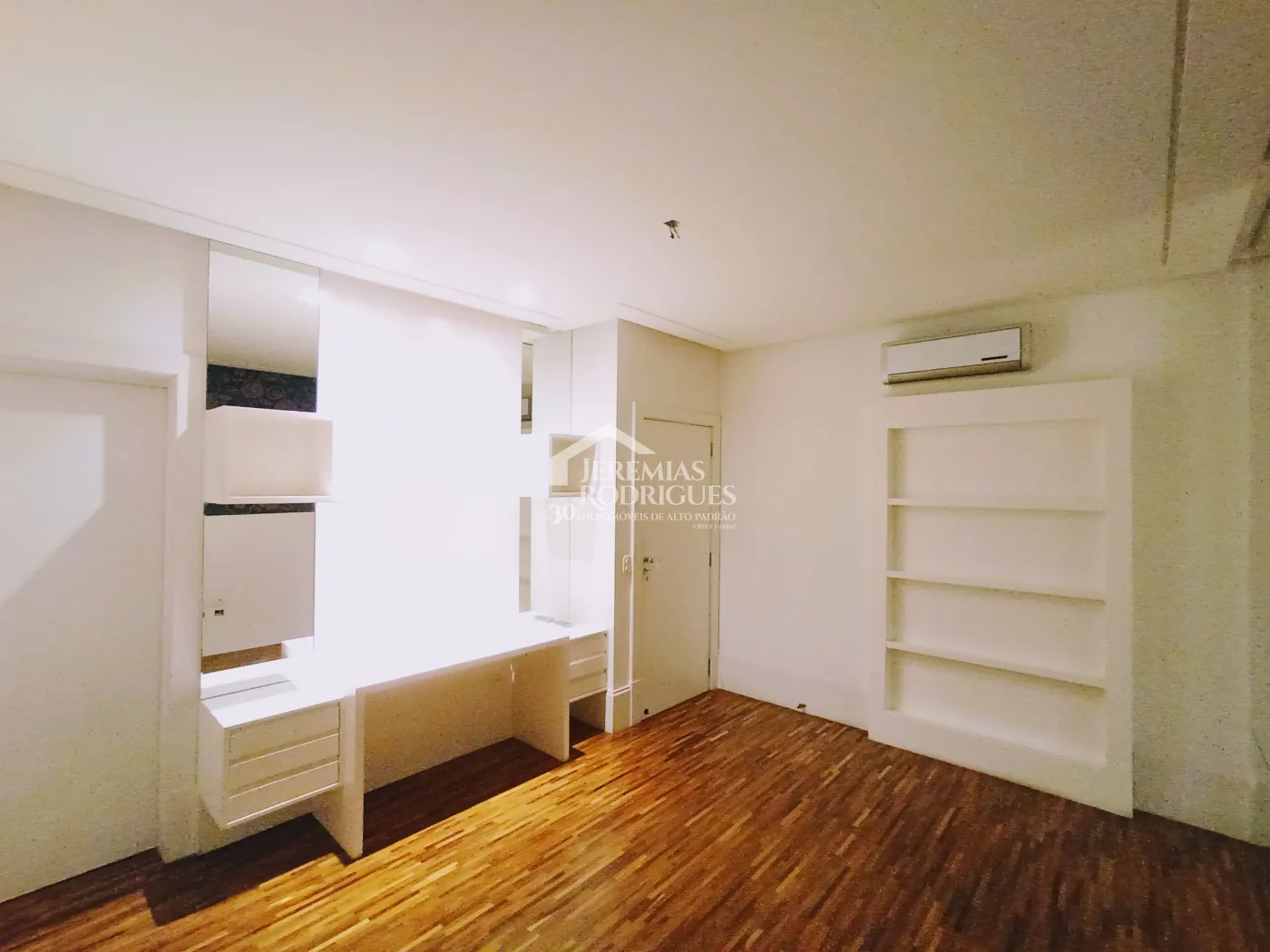 Casa para venda e locação com 4 suítes no Condomínio Taubaté Village em Taubaté/SP.