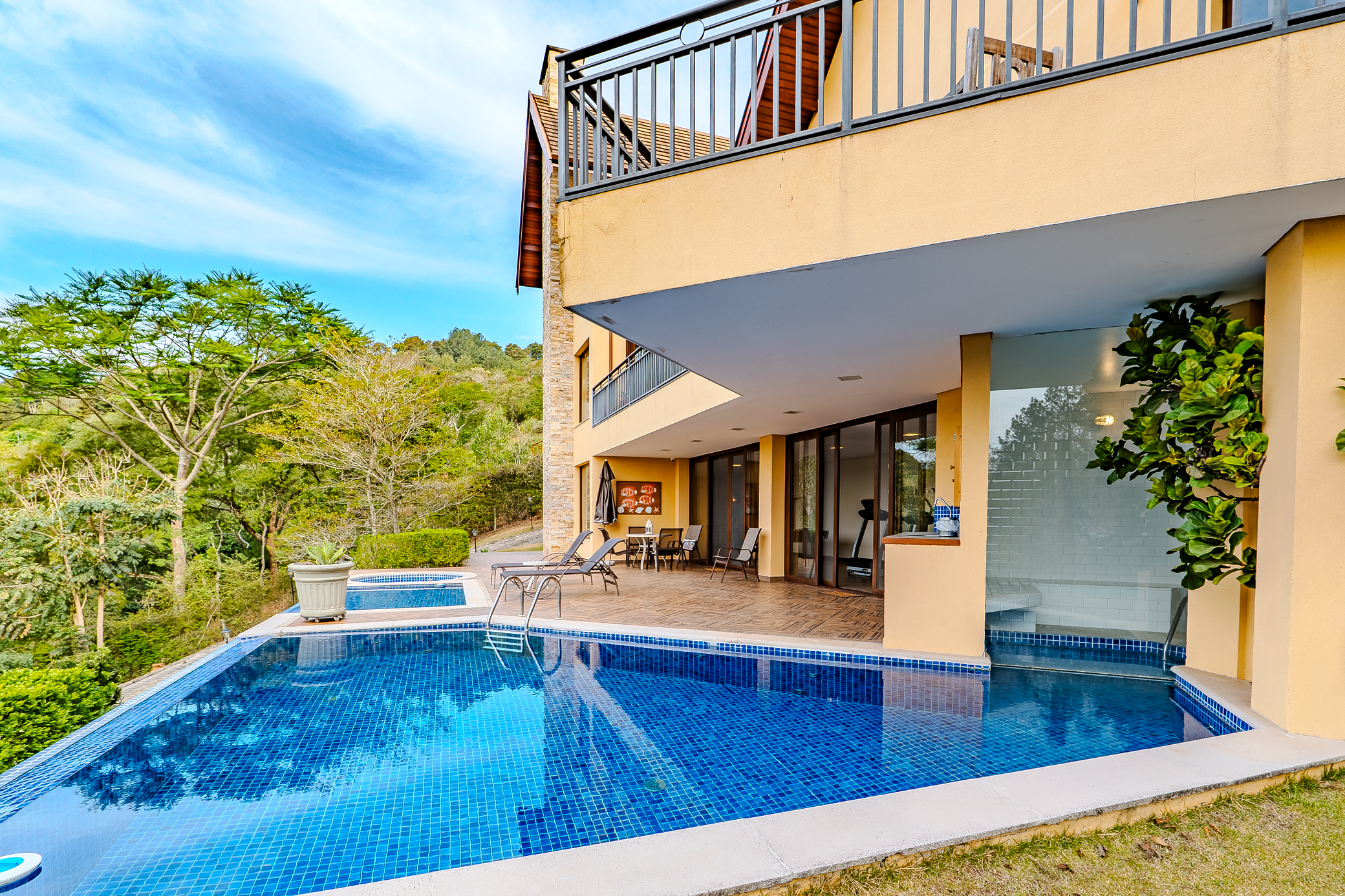 Casa à venda com com 5 suítes no Condomínio Country Club em Santo Antônio do Pinhal/SP. 