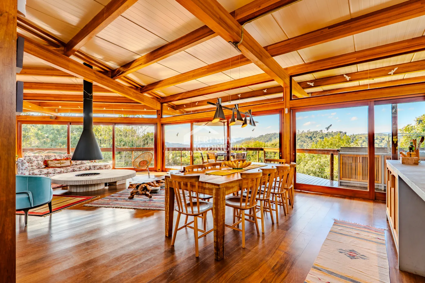 Mansão à venda com 4 suítes no Condomínio Parque da Mantiqueira em Santo Antônio do Pinhal/SP.