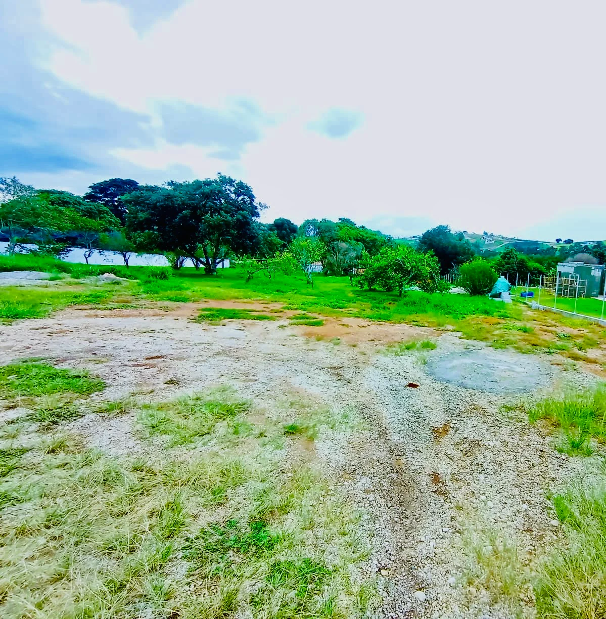 Terreno à venda com 2.500 m² no Condomínio Chácaras Cataguá em Taubaté/SP. 