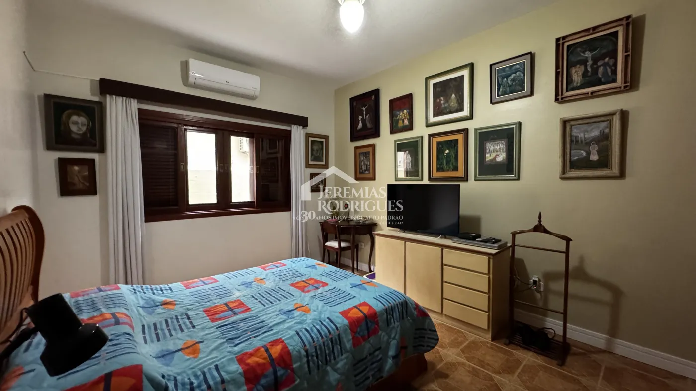 Casa assobradada à venda com 4 dormitórios no Condomínio Jardim das Hortênsias em Taubaté/SP.