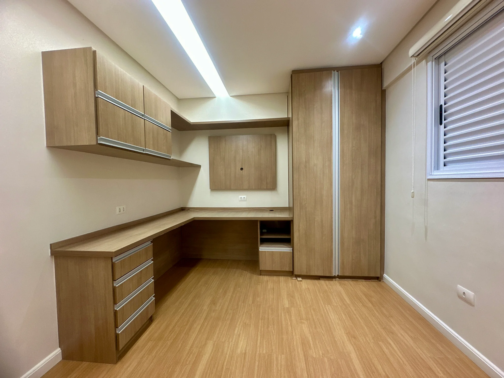 Apartamento mobiliado para venda e locação, 263 m² no Edifício Placere em Taubaté/SP.