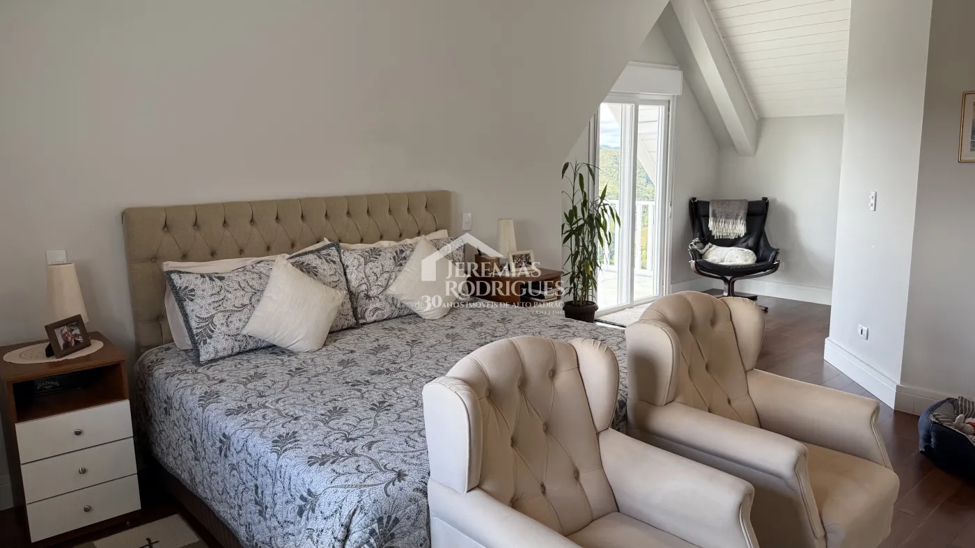 Casa à venda com 4 suítes no Condomínio Jardim Monte Belo em Campos do Jordão/SP.