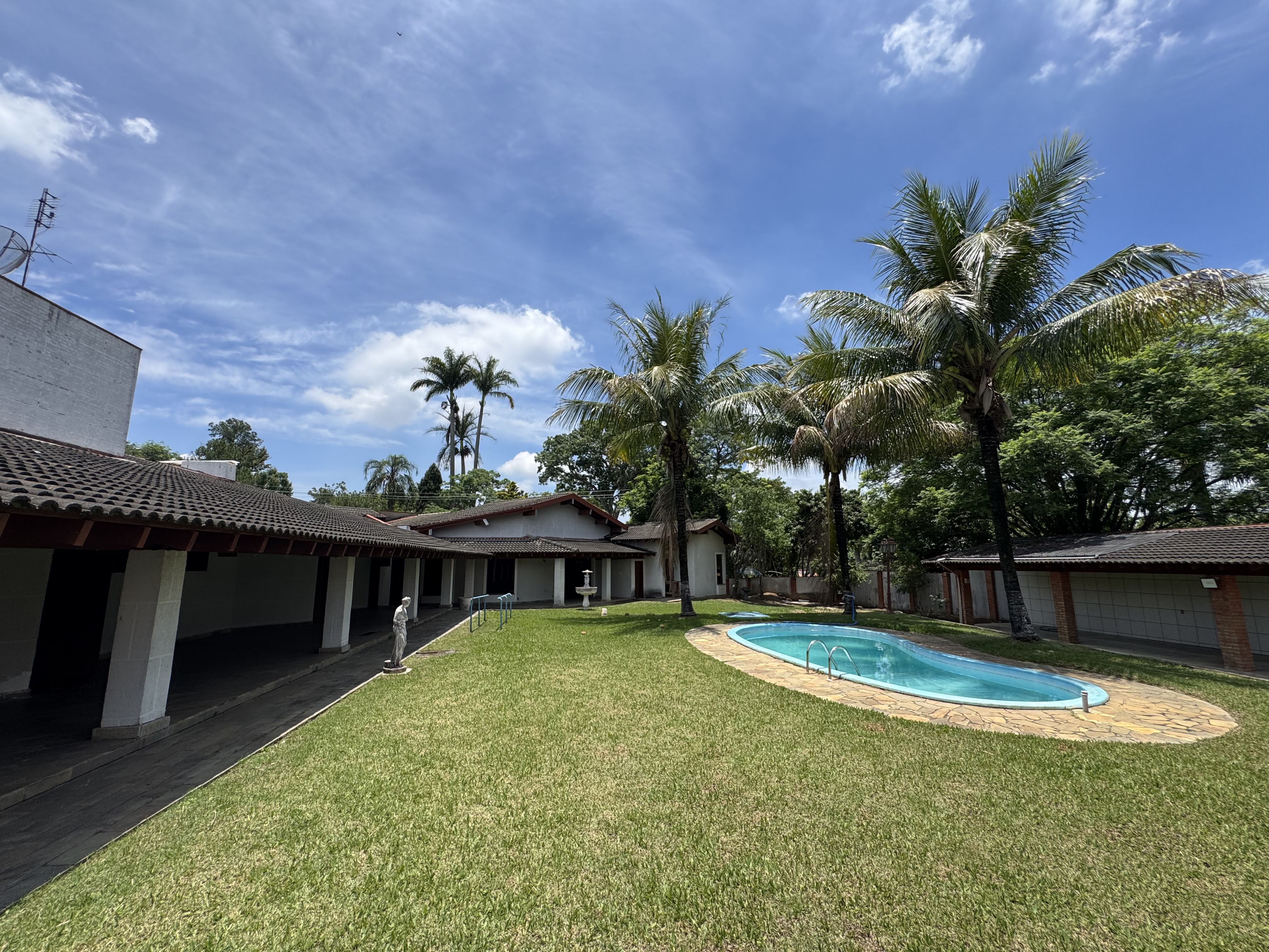 Casa à venda com 5 dormitórios no Condomínio Village Paineiras em Pindamonhangaba/SP.