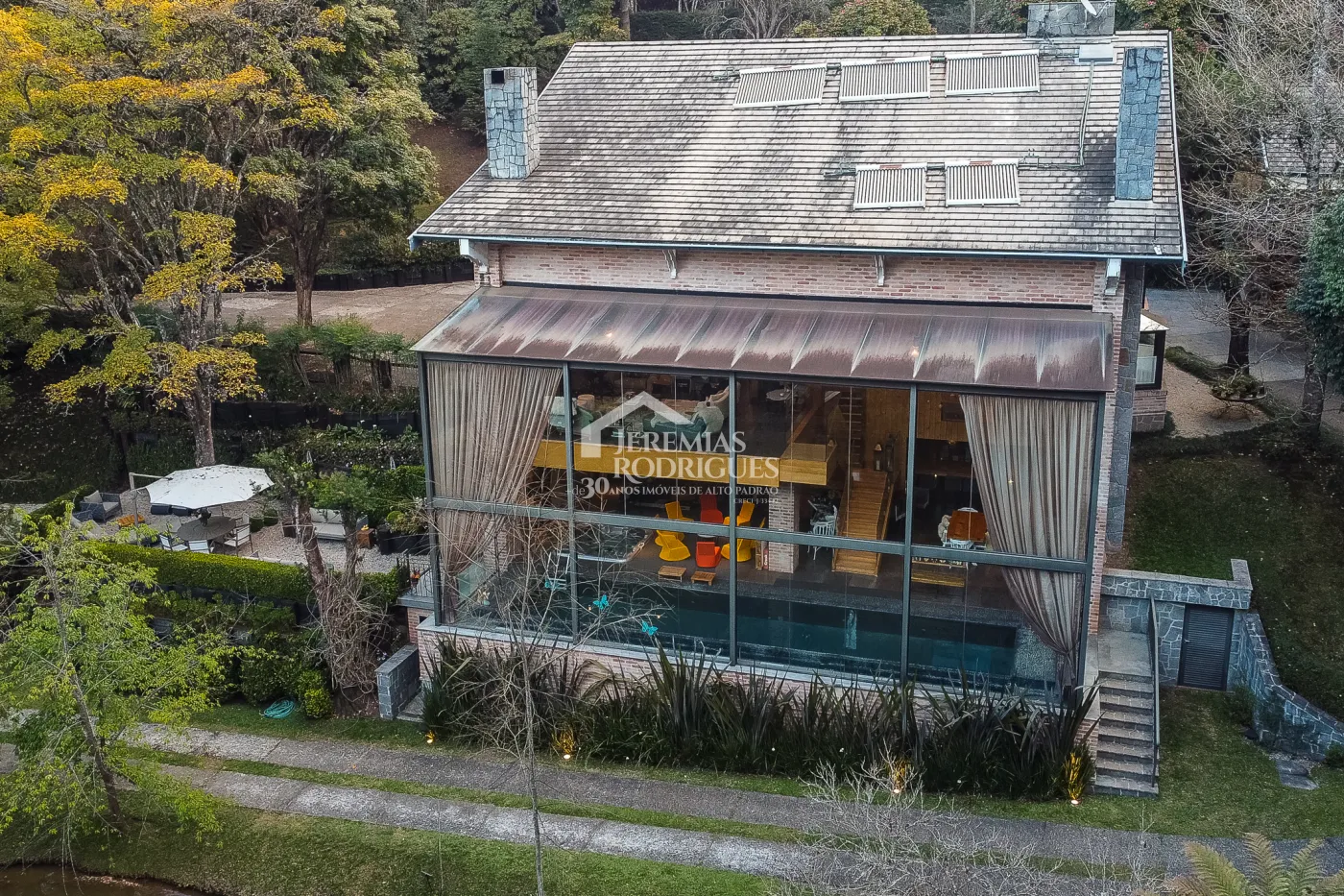 Casa com 7 suítes, 770 m² - Pedra do Fogo - Campos do Jordão/SP.