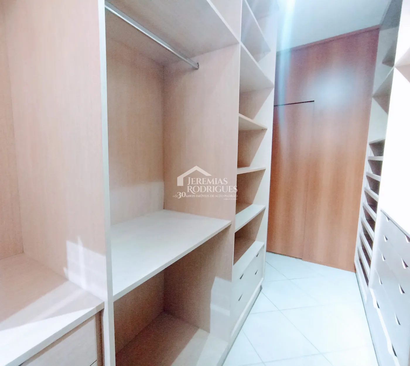 Casa à venda com 3 dormitórios no Condomínio Vale dos Príncipes em Taubaté/SP.