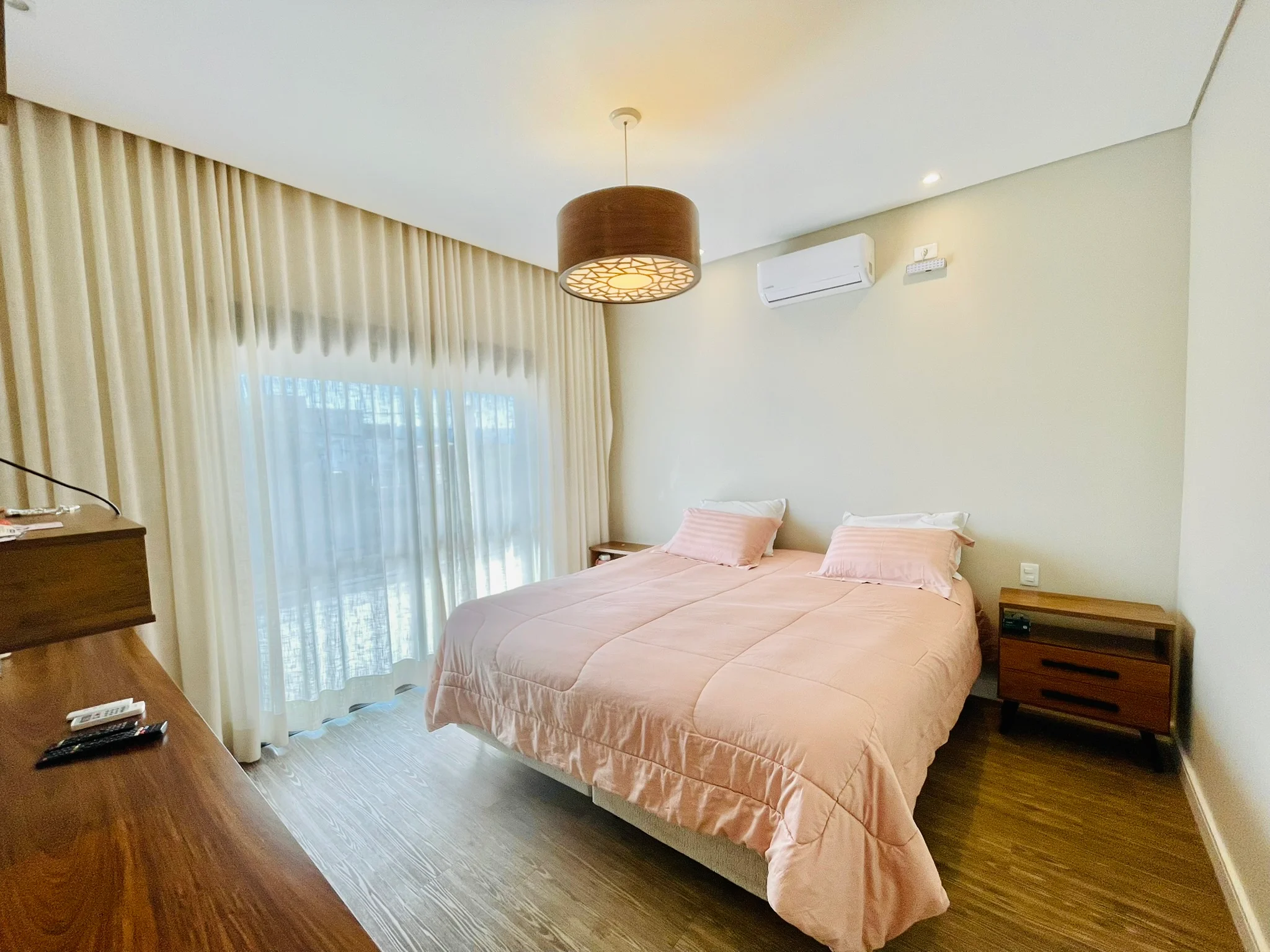 Casa à venda com 4 suítes no Condomínio Tecoara em Taubaté/SP.