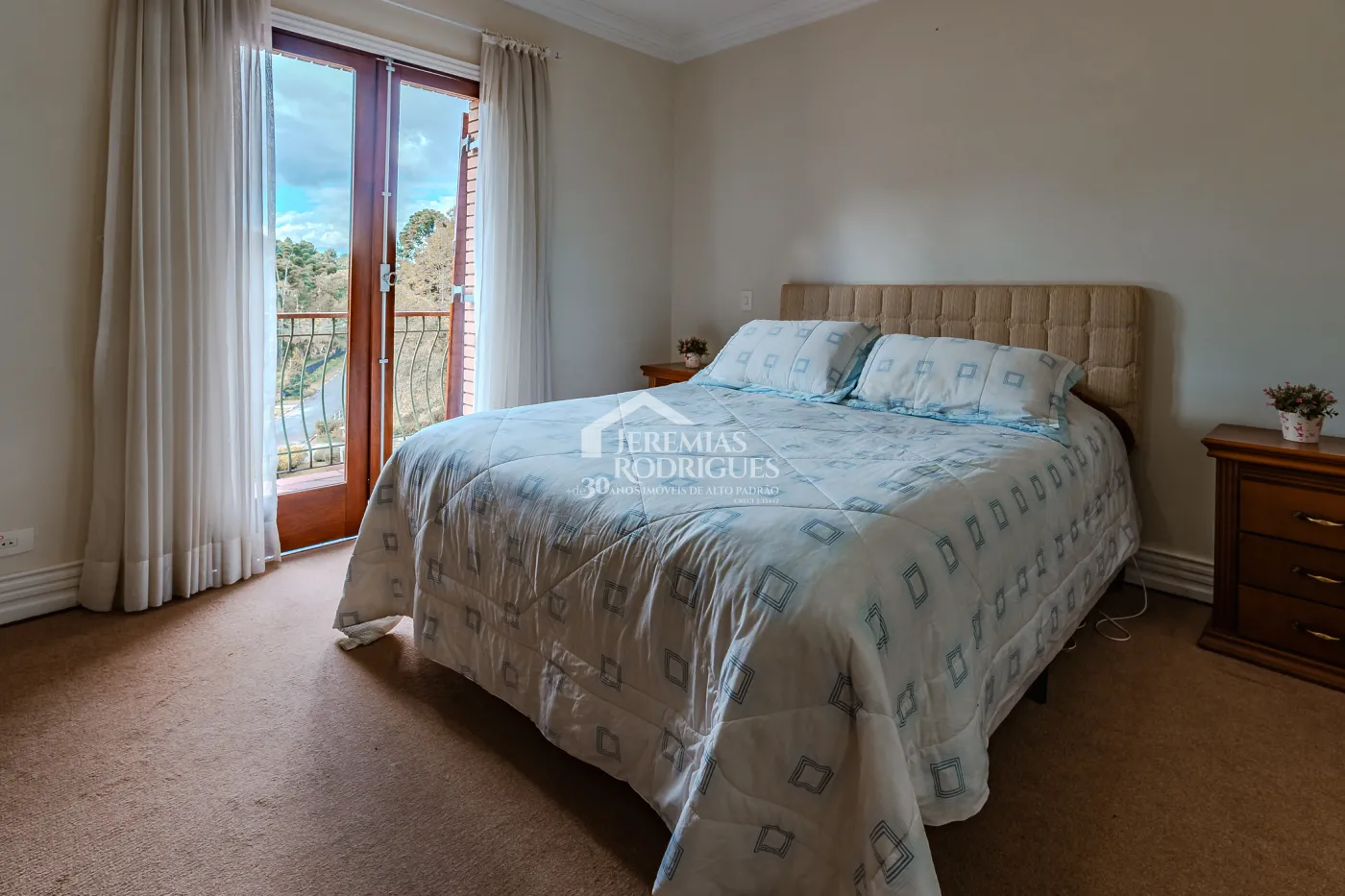 Casa para venda e locação com 5 suítes no Jardim Véu da Noiva em Campos do Jordão/SP