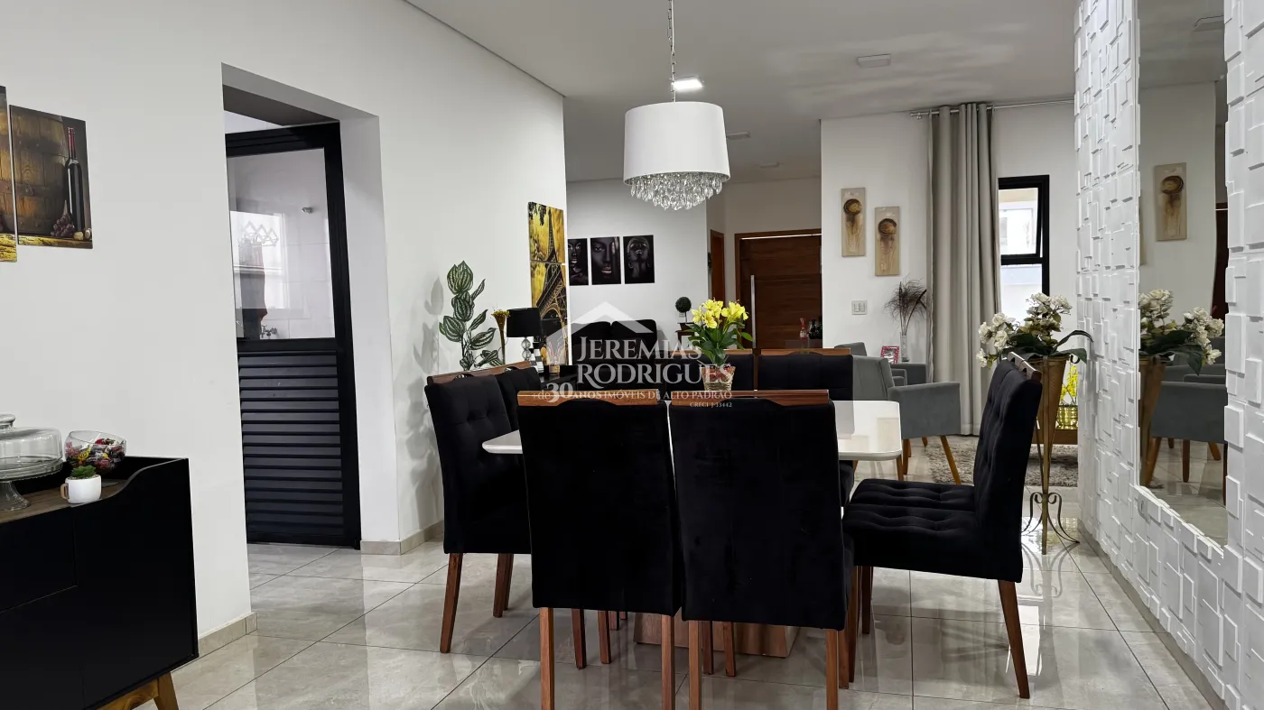 Casa à venda com 3 suítes no Condomínio Reserva dos Lagos em Pindamonhangaba/SP.