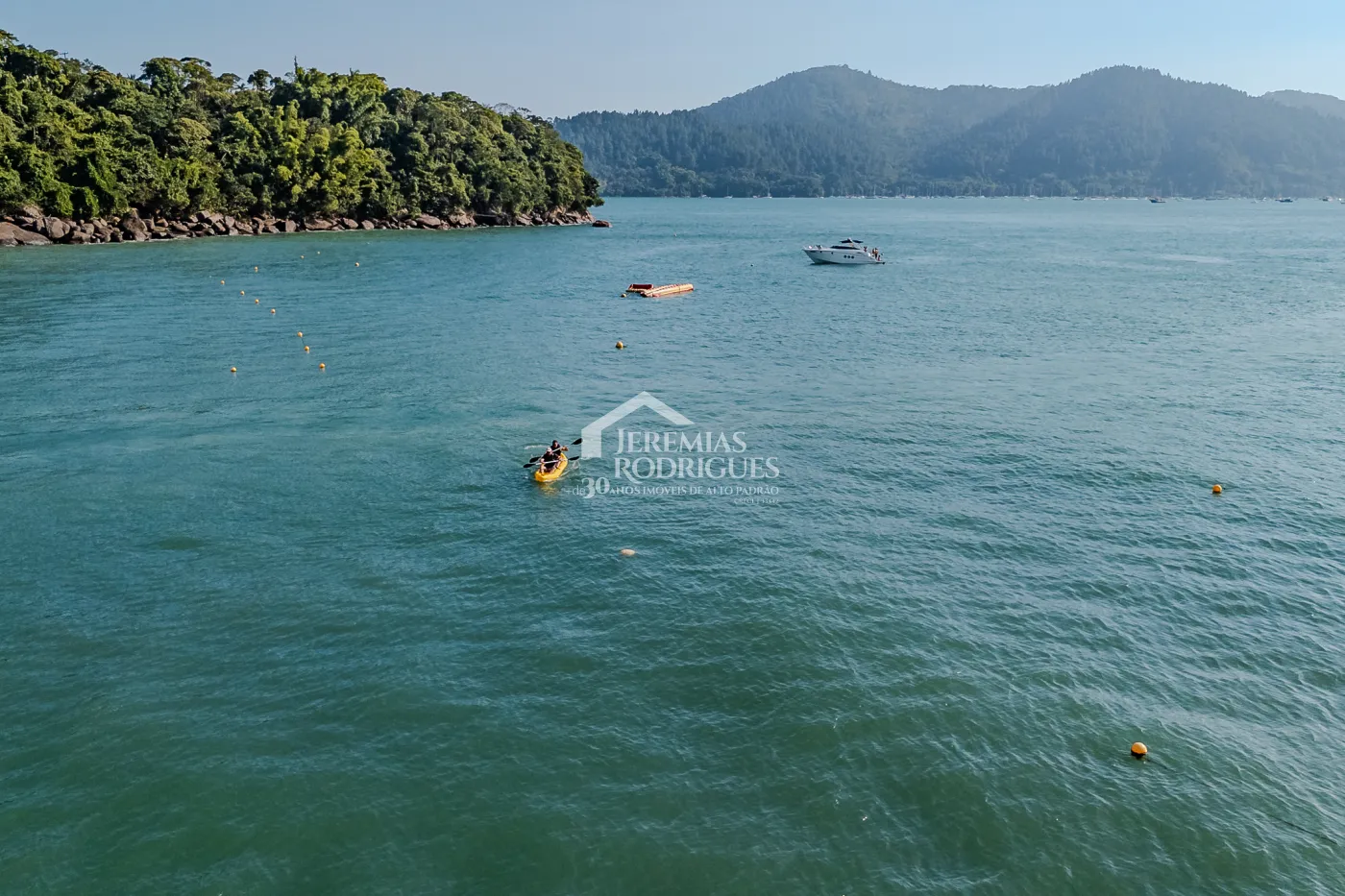 Mansão à venda com 7suítes no Condomínio Santa Rita em Ubatuba/SP.