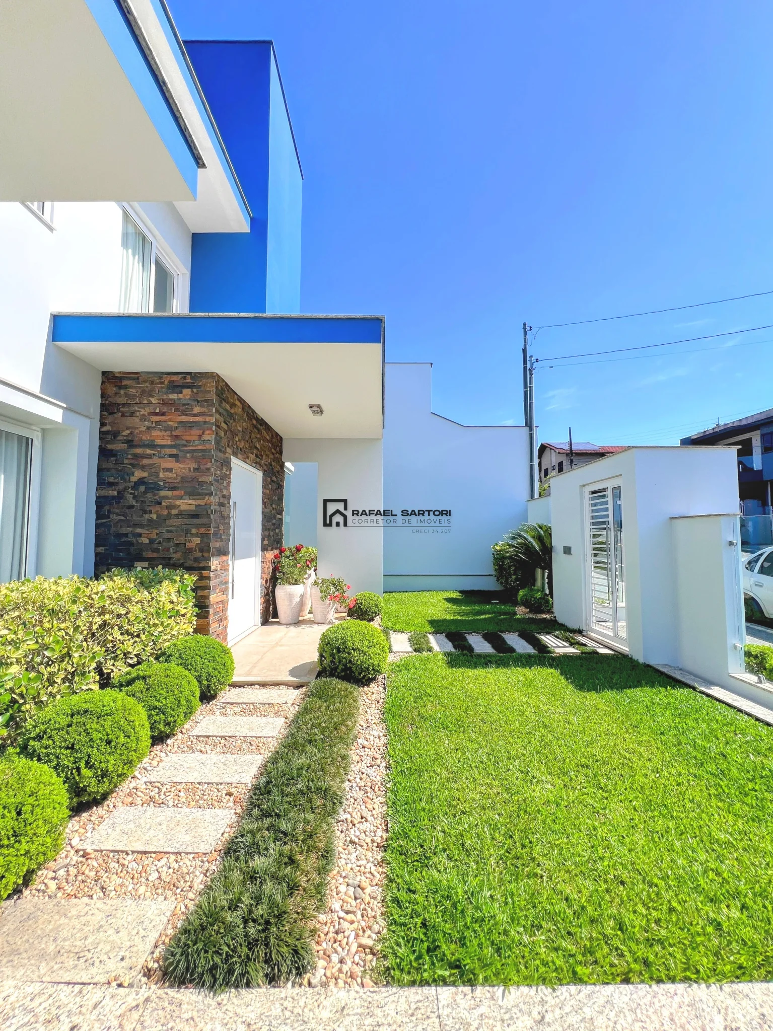 CASA COM 04 QUARTOS NO AMIZADE