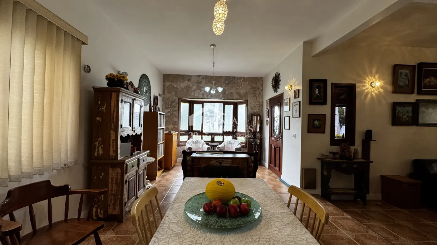 Casa assobradada à venda com 4 dormitórios no Condomínio Jardim das Hortênsias em Taubaté/SP.