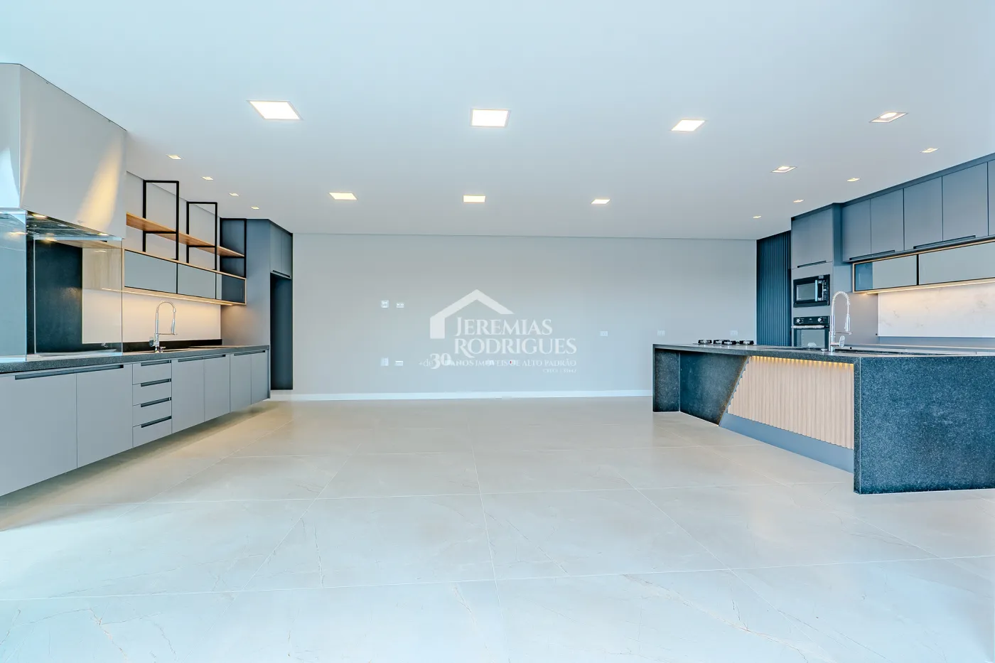 Casa à venda com 4 suítes no Condomínio Residencial Alphaville II em São José dos Campos/SP.