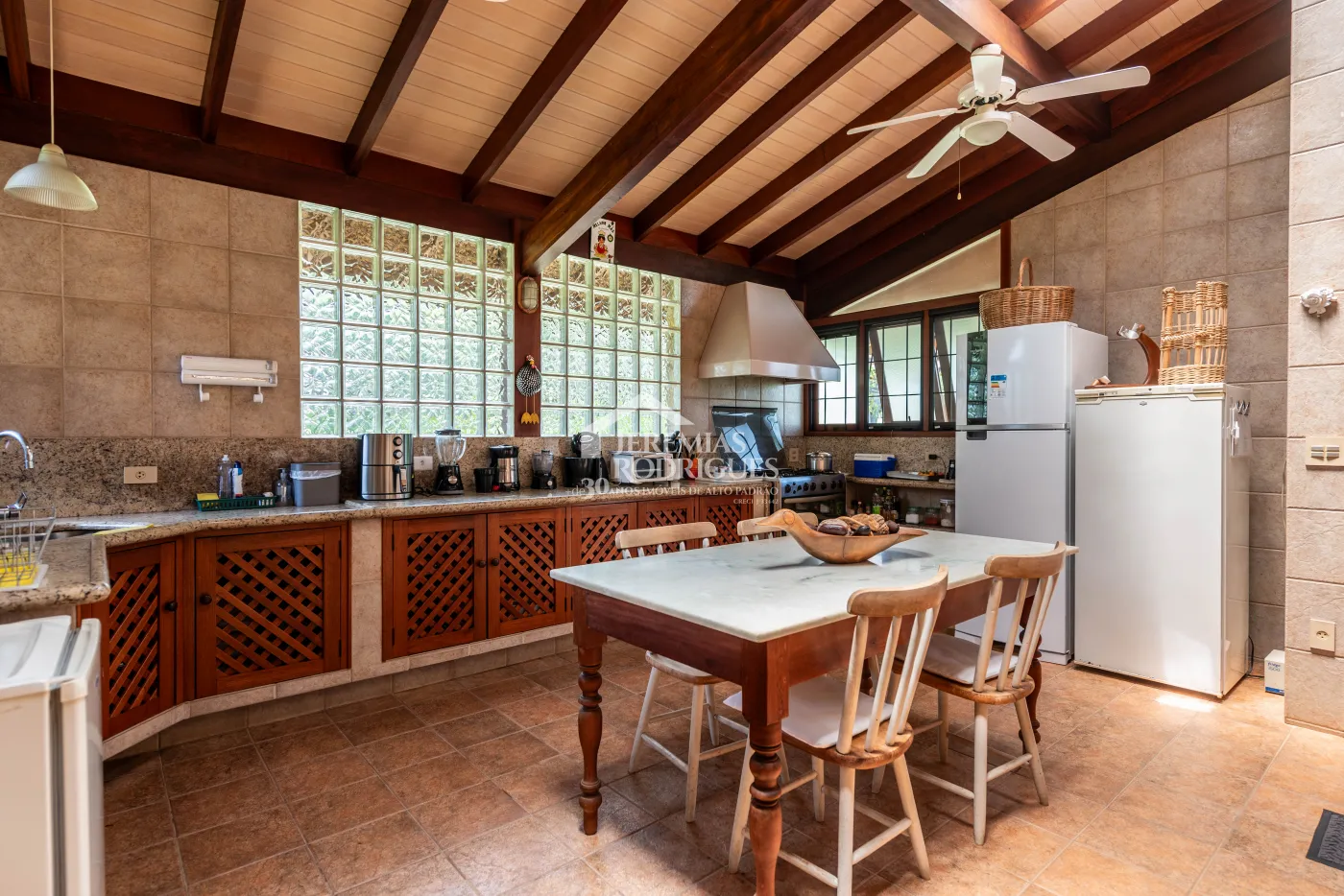 Sitio com 9 suítes, 2.600 m² - Piracaia/SP.