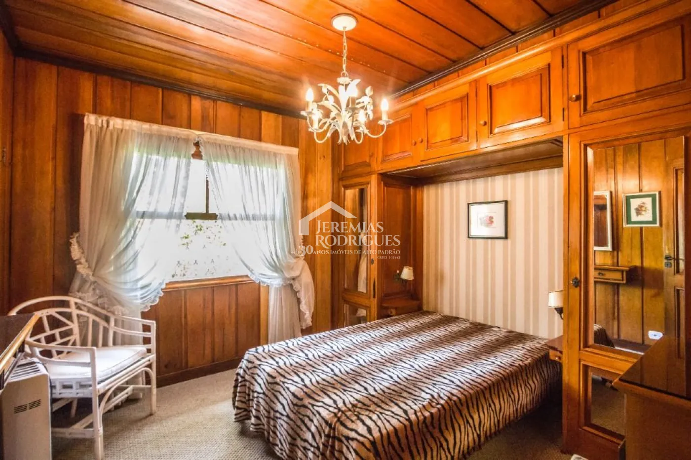 Casa à venda com 5 dormitórios no Jardim Embaixador em Campos do Jordão/SP