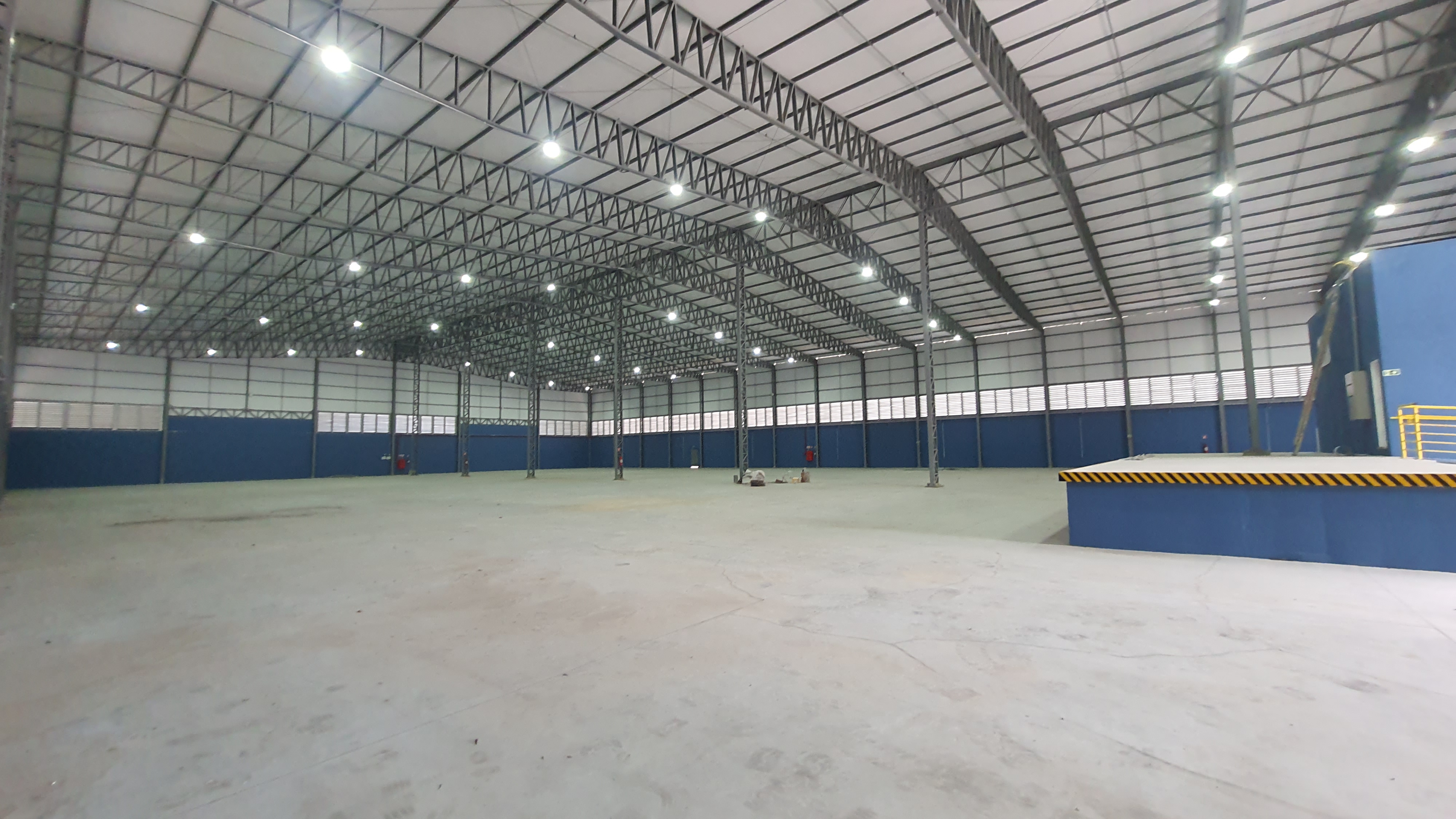 Galpão para locação com 3.900 m² no bairro Santa Luzia, na rodovia pres. Dutra em Caçapava/SP.  