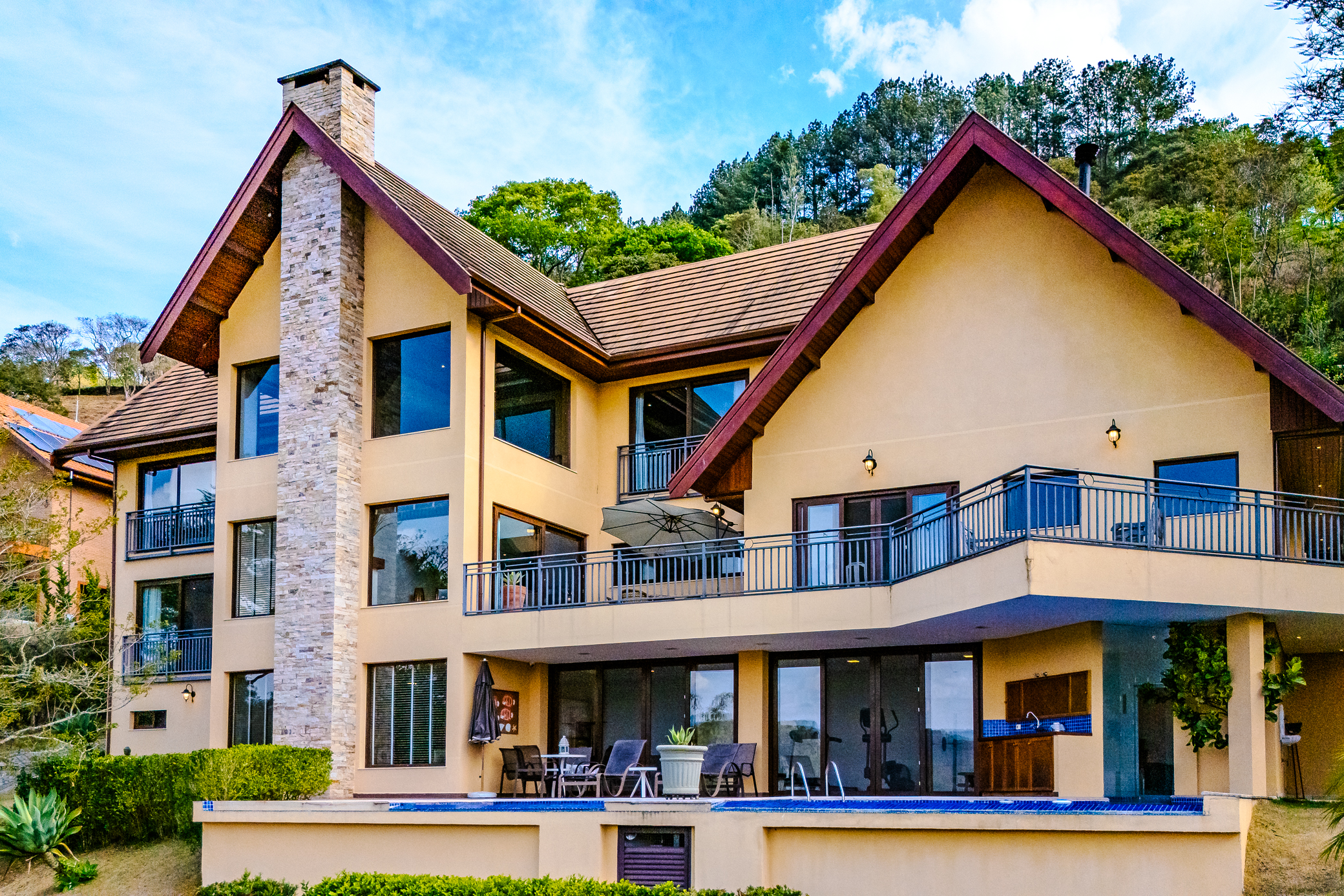 Casa à venda com com 5 suítes no Condomínio Country Club em Santo Antônio do Pinhal/SP. 