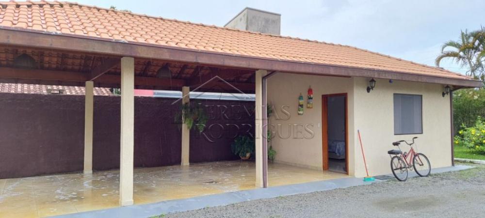 Chácara à venda com com 3 suítes no bairro Areão em Taubaté/SP. 
