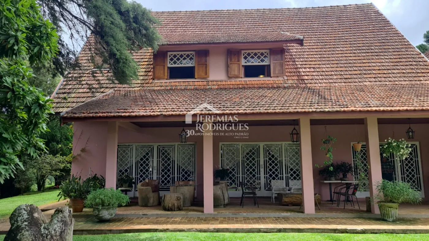 Casa à venda com 4 suítes no bairro Descansópolis em Campos do Jordão/SP.