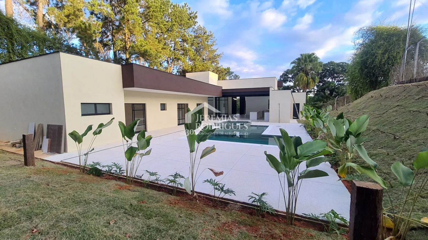 Casa à venda com 3 suítes no Condomínio Chácaras Cataguá em Taubaté/SP.