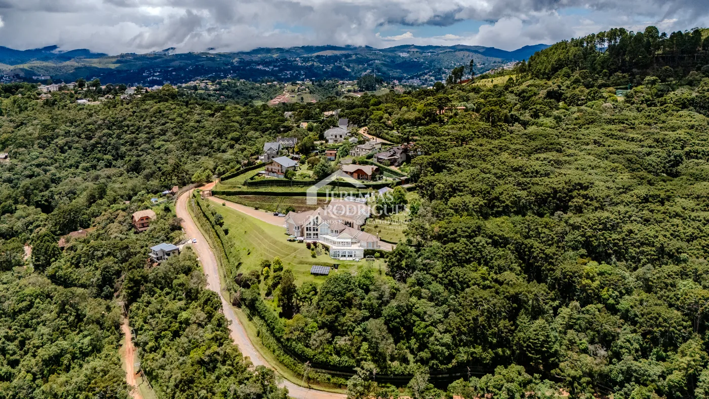 Casa à venda no Parque Pedra do Baú em Campos do Jordão/SP.