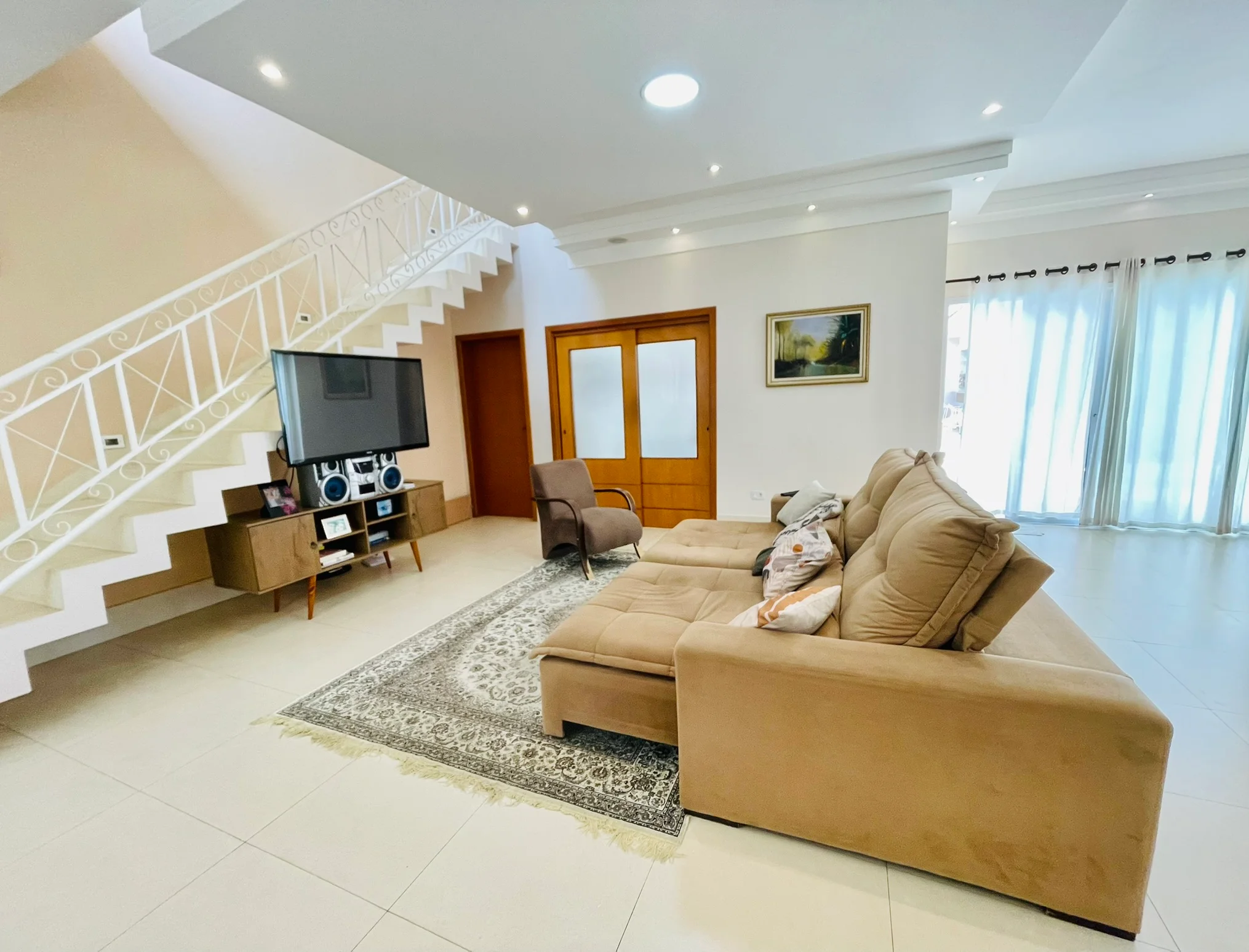 Casa à venda com 4 dormitórios no Condomínio Jardim Oásis em Taubaté/SP. 
