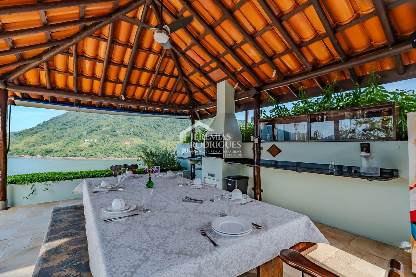 Mansão à venda com 7suítes no Condomínio Santa Rita em Ubatuba/SP.