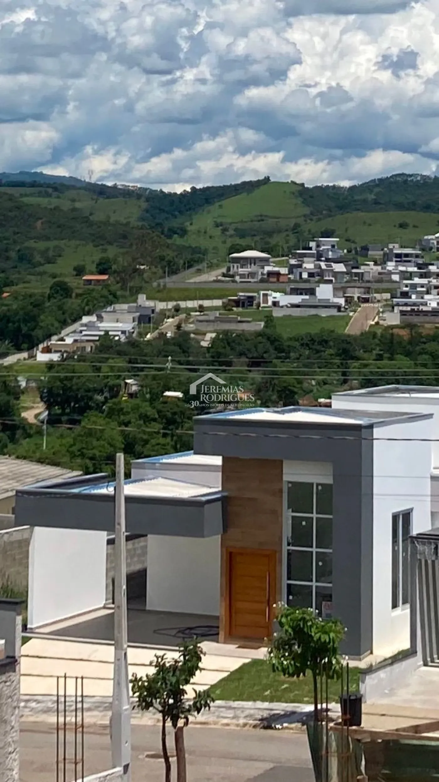 Casa assobradada à venda com 3 dormitórios no Condomínio Cataguá Way Norte em Taubaté/SP.