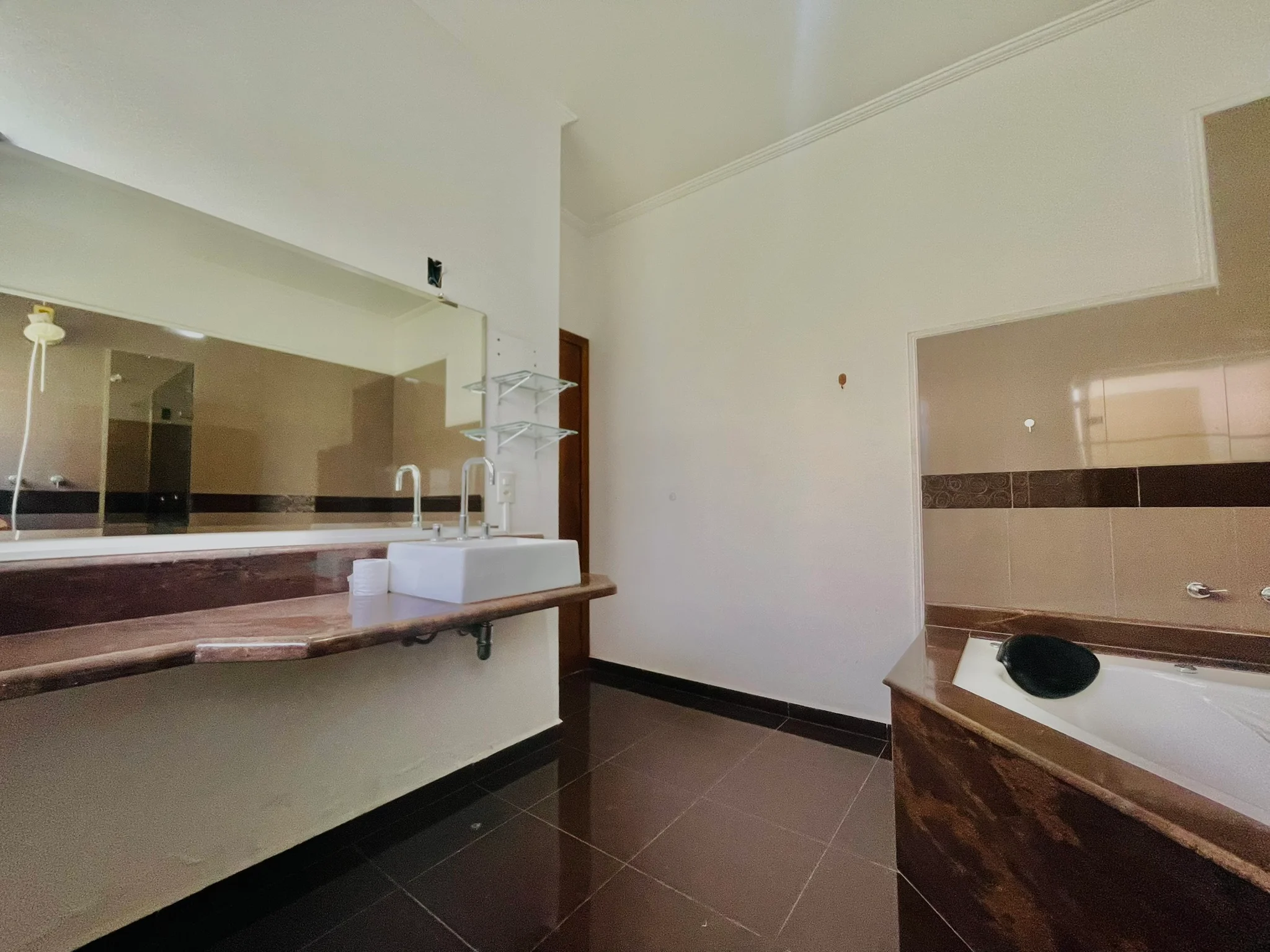 Casa à venda com 4 dormitórios no Condomínio Real Ville em Pindamonhangaba/SP. 