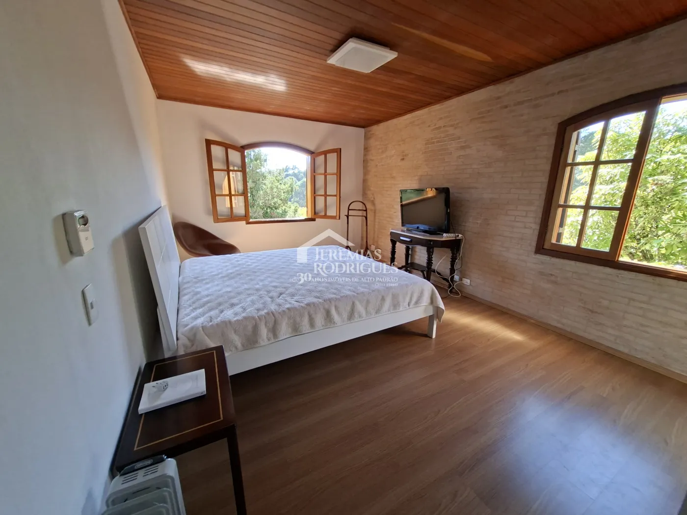 Casa à venda com 4 dormitórios no Condomínio Jardim Véu da Noiva em Campos do Jordão/SP.