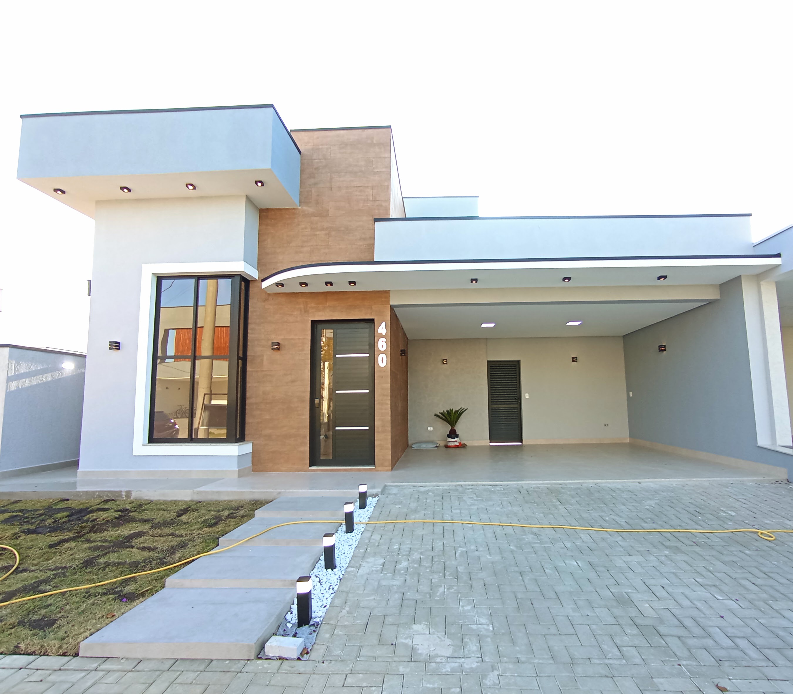 Casa à venda com 3 dormitórios no Condomínio Ouro Ville em Taubaté/SP.