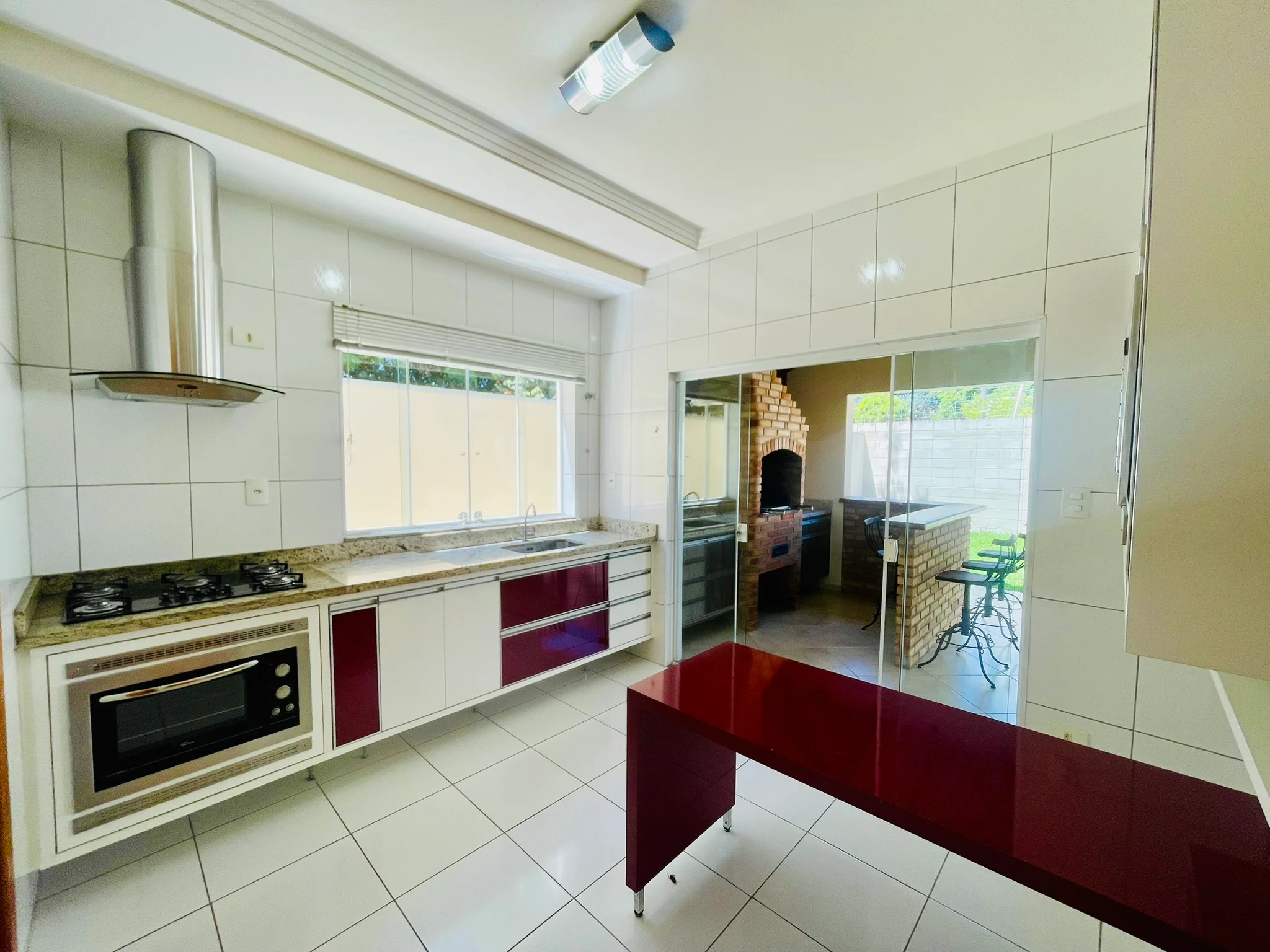 Casa à venda com 4 dormitórios no Condomínio Campos do Conde III em Tremembé/SP. 