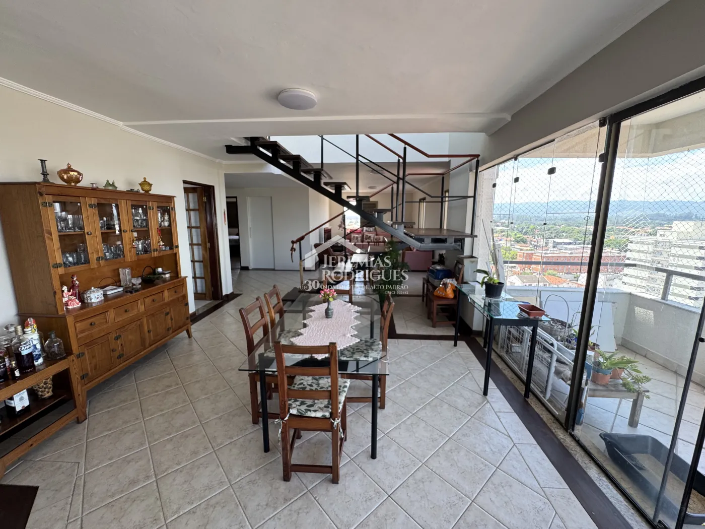 Apartamento à venda com 3 suítes, 276 m² no Edifício Vienna em Pindamonhangaba/SP.