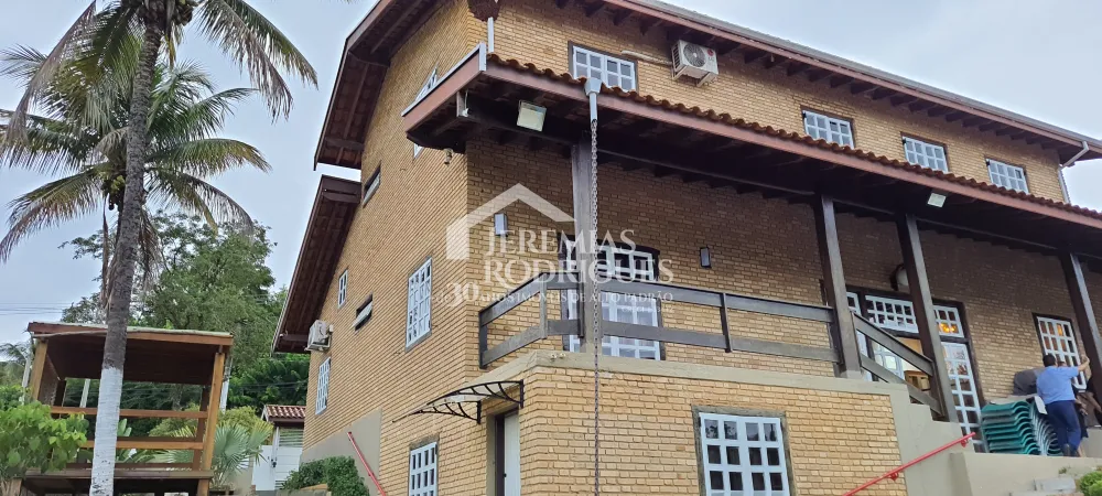 A Imobiliária Jeremias Rodrigues Imóveis de Alto Padrão disponibiliza para venda e locação essa casa no Condomínio Chácaras Cataguá em Taubaté/SP.