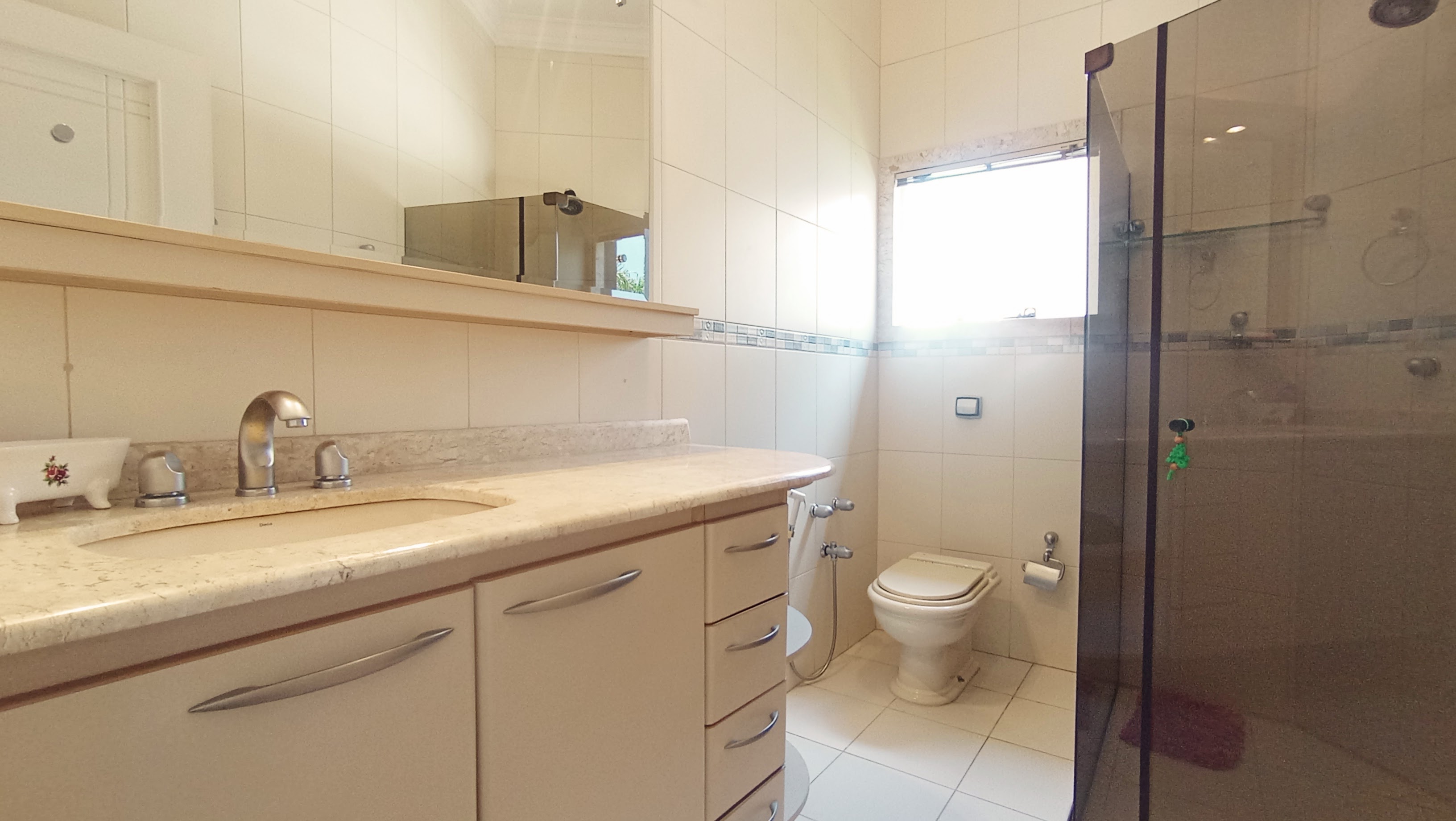 Casa à venda com 4 dormitórios no Condomínio Taubaté Village em Taubaté/SP.