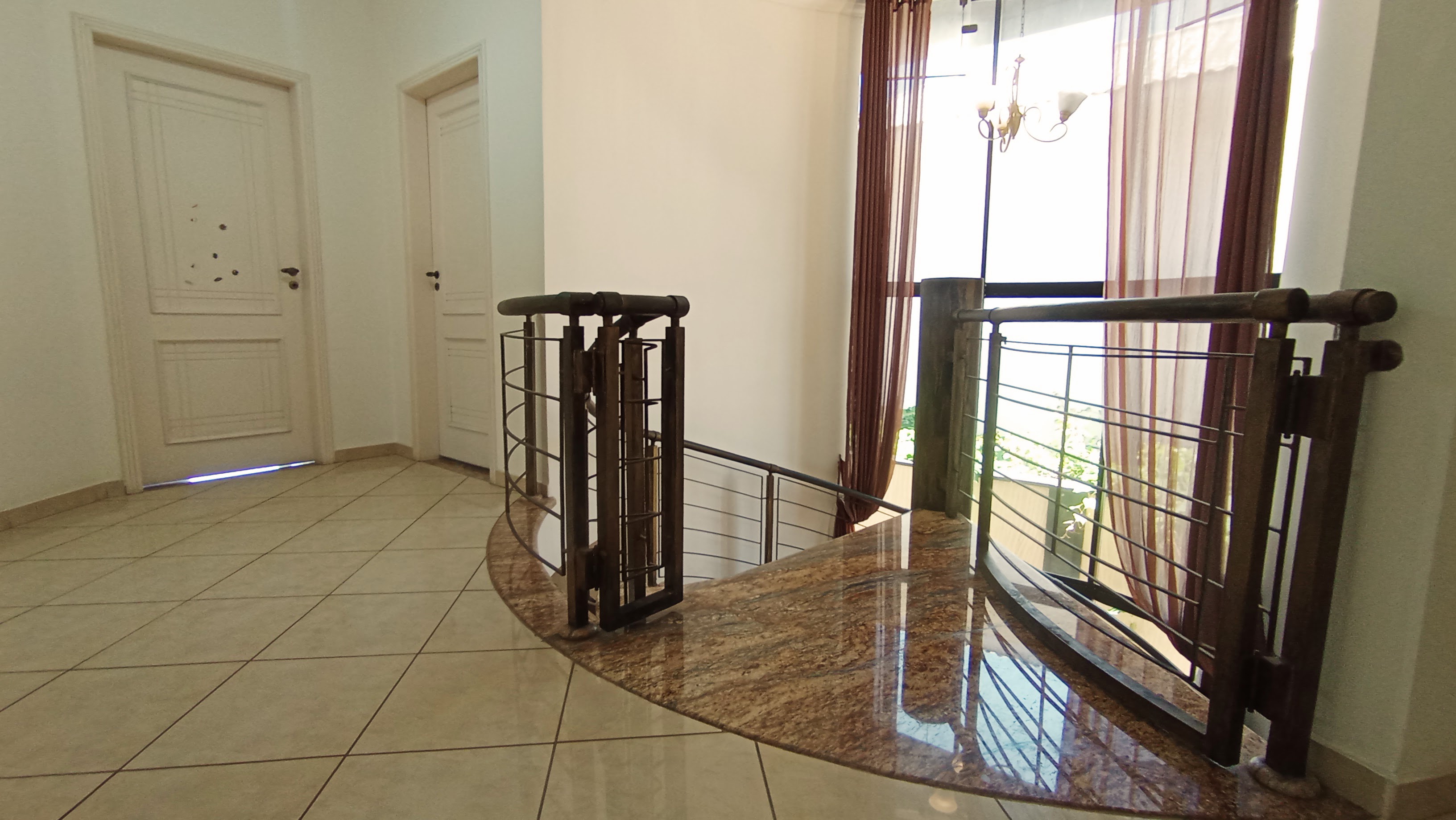 Casa à venda com 4 dormitórios no Condomínio Taubaté Village em Taubaté/SP.