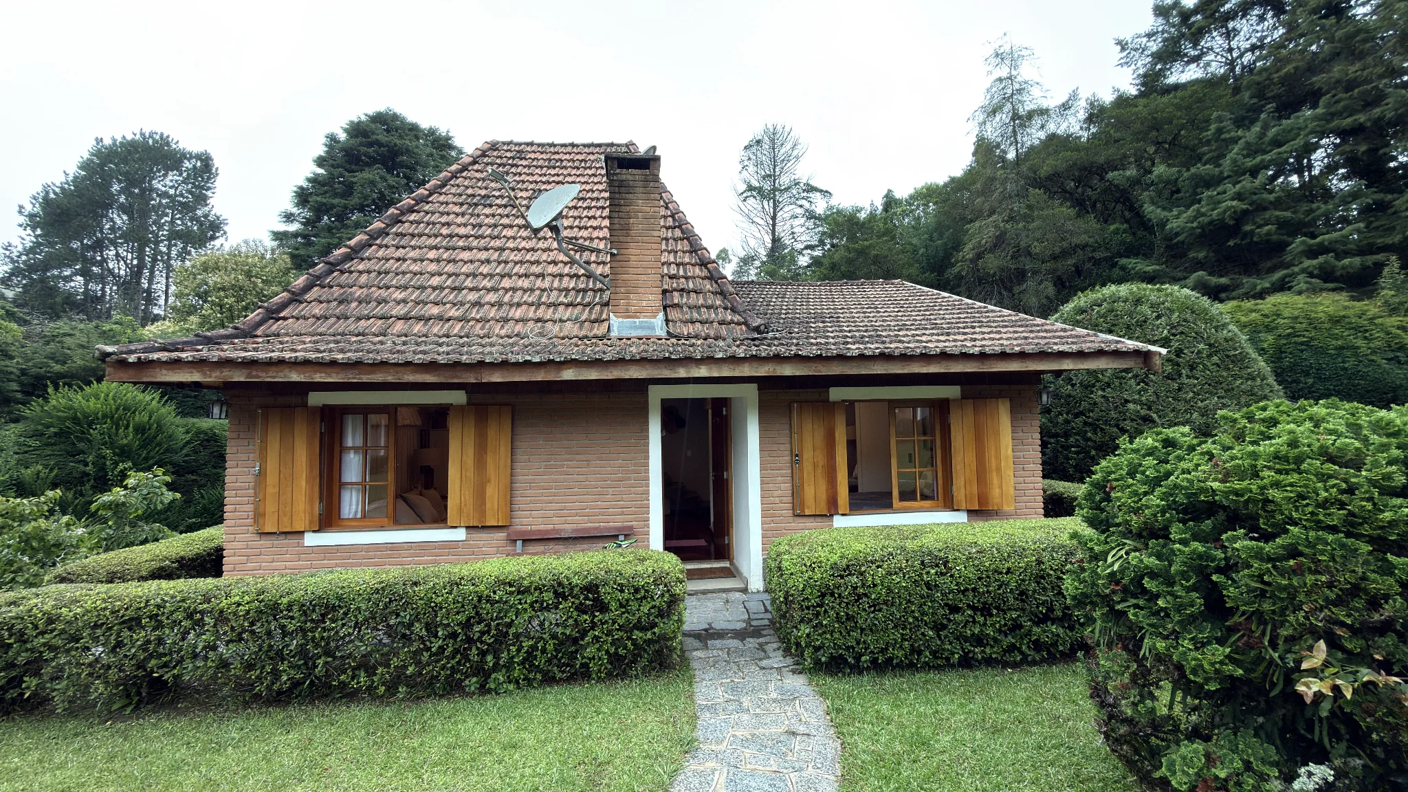 Casa à venda com 2 dormitórios no Condomínio Petiti Village em Campos do Jordão/SP.